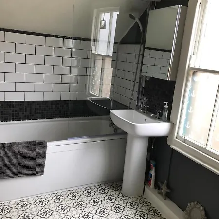 Feriehus The Anchorage Your In Idyllic